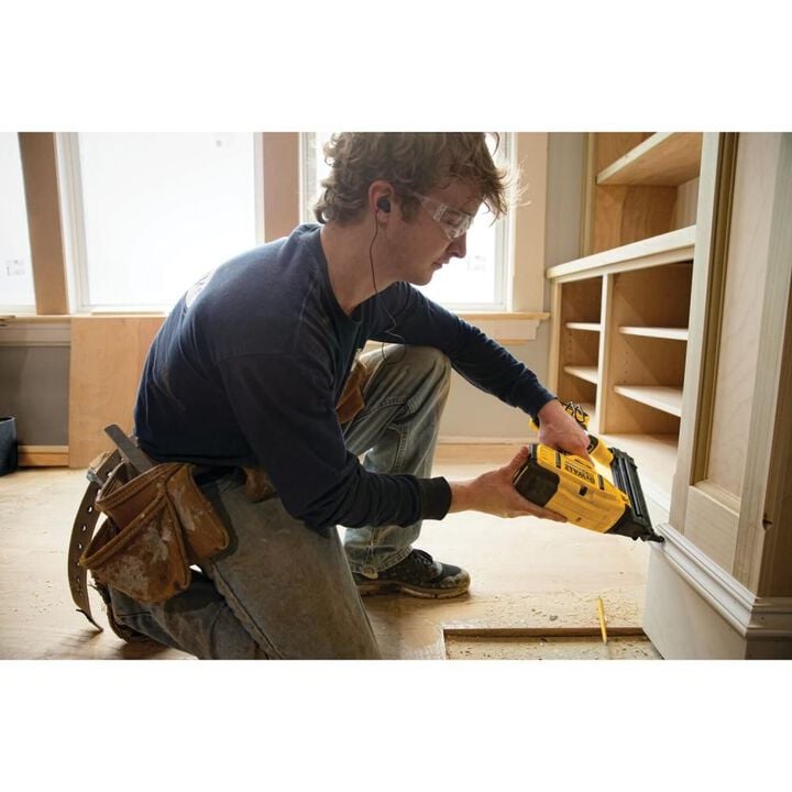 DEWALT 20 V MAX XR 18 Gauge Brad Nailer Kit, large image number 3