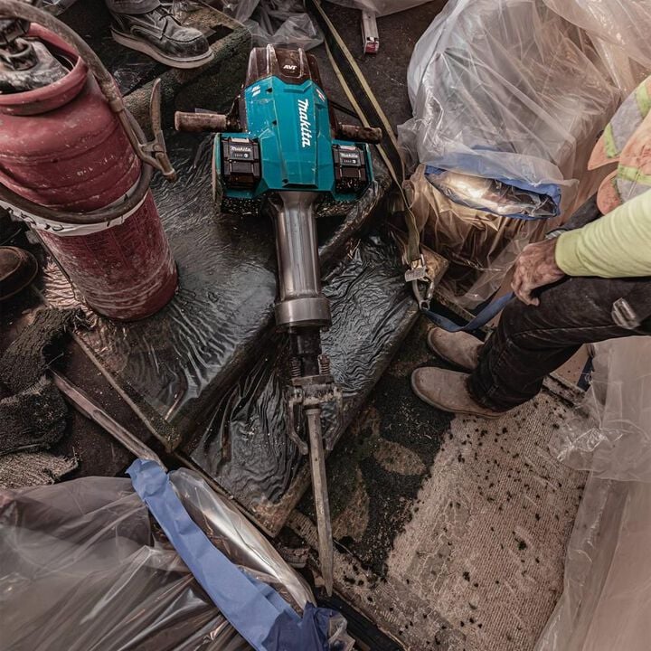 Makita 80V max (40V max X2) XGT Brushless 70 lb. 1-1/8 Inch Hex AVT Breaker Hammer 8 Ah Kit, AWS Capable with 4 Batteries, large image number 5