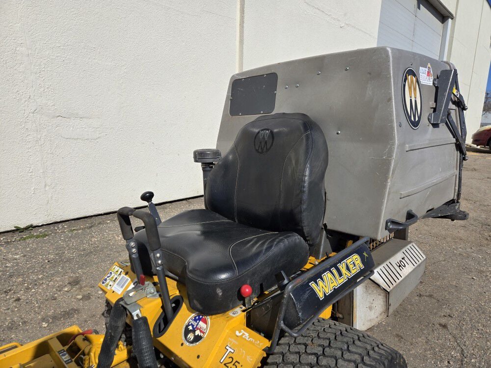 Walker T25I 48 Inch Front Mount Riding Mower Used 2018, large image number 10