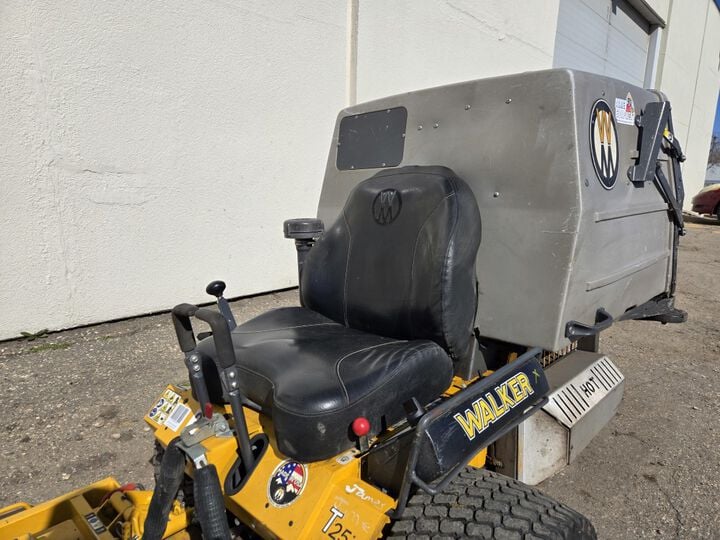 Walker T25I 48 Inch Front Mount Riding Mower Used 2018, large image number 9