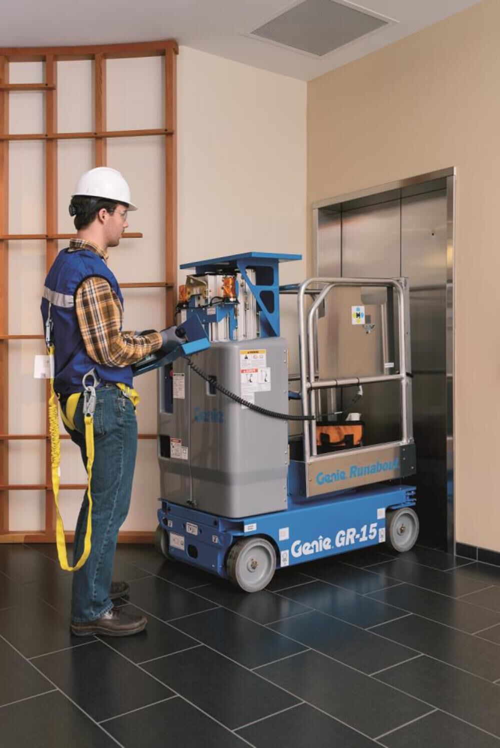 Genie Runabout Vertical Mast Lift 15' Platform Height 500