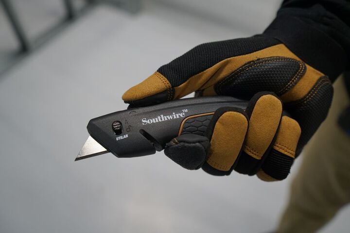 Southwire Auto Retracting Utility Knife, large image number 3