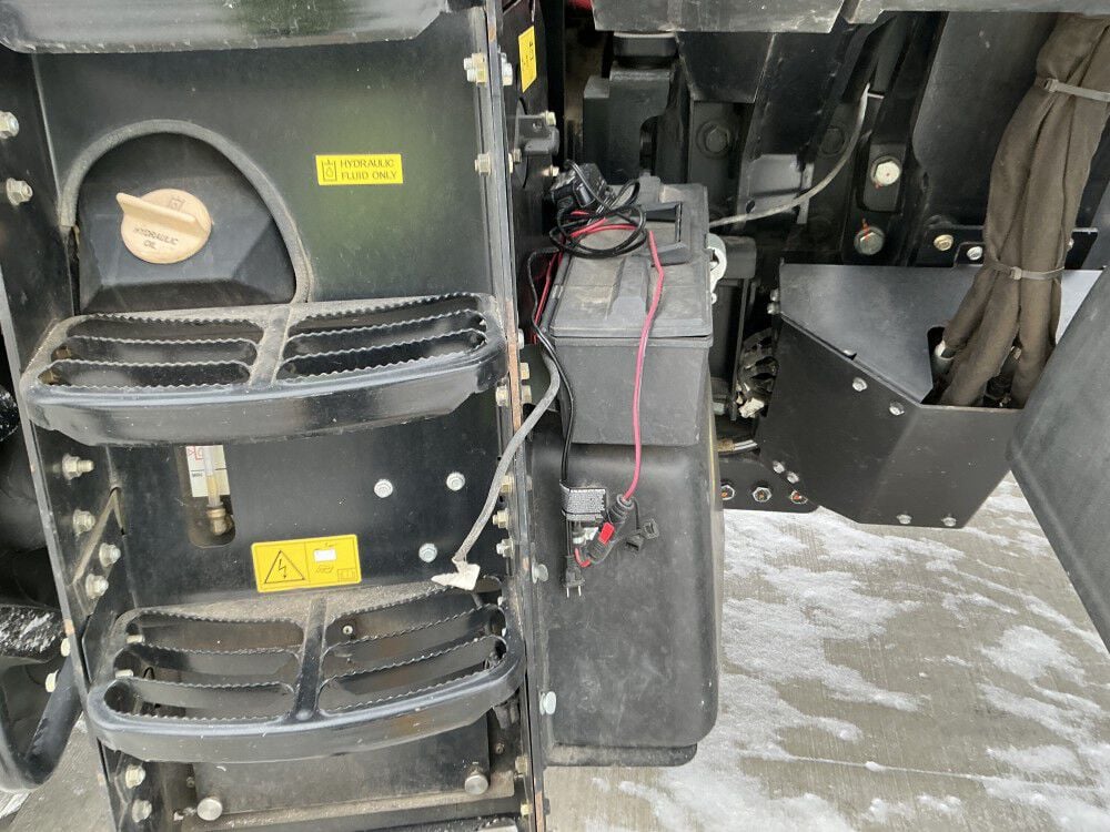 Kubota M8-201 Row Crop Tractor with Front Mount Snowblower Used 2019, large image number 7