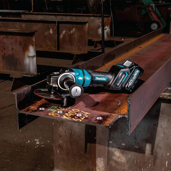 Makita 40V max XGT Cordless 4-1/2 in / 6 in Paddle Switch Angle Grinder 4Ah Kit, large image number 3