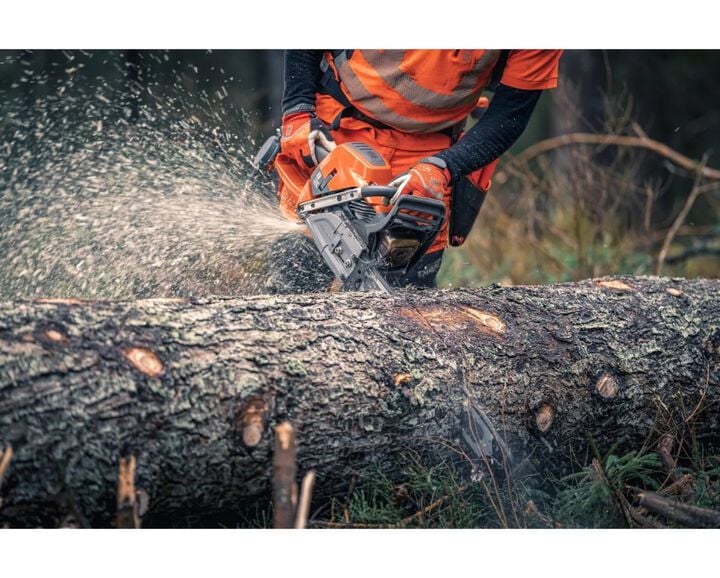 Husqvarna 592 XP 32 Inch and H83 Chain 7.6HP Gas-Powered Chainsaw, large image number 11