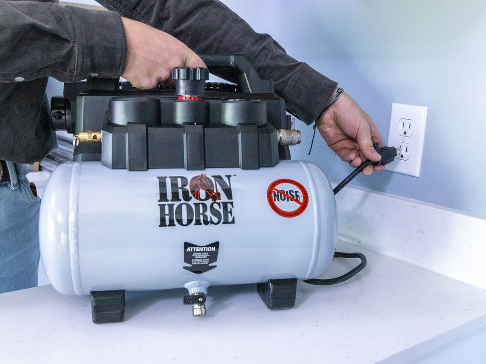 Iron Horse .75hp 1.5 Gallon Hot Dog Air Compressor, large image number 8