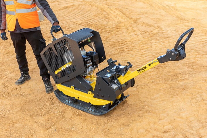 Bomag 21.7 Inch Reversible Vibratory Plate with Rugged Protection Hood, large image number 4