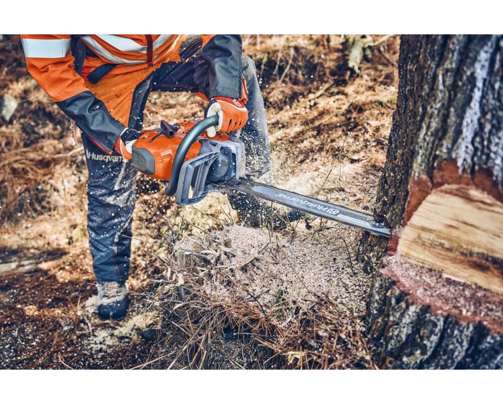 Husqvarna 562 XP Mark II 18 Inch and C83 Chain 4.7HP Gas-Powered Chainsaw, large image number 8