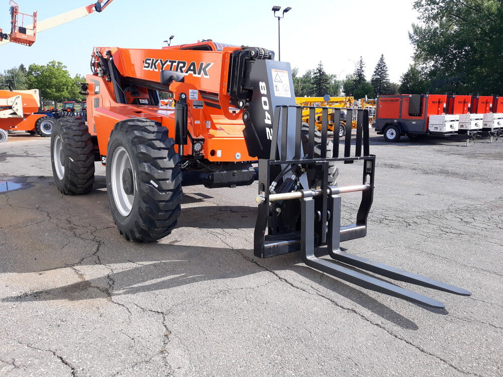 JLG SkyTrak 8042 Telehandler Max Lift Weight 8000 Lb. and