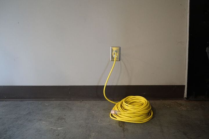 Southwire SJTW Extension Cord High Visibility Yellow 12/3 15 Amp 100 Ft, large image number 3