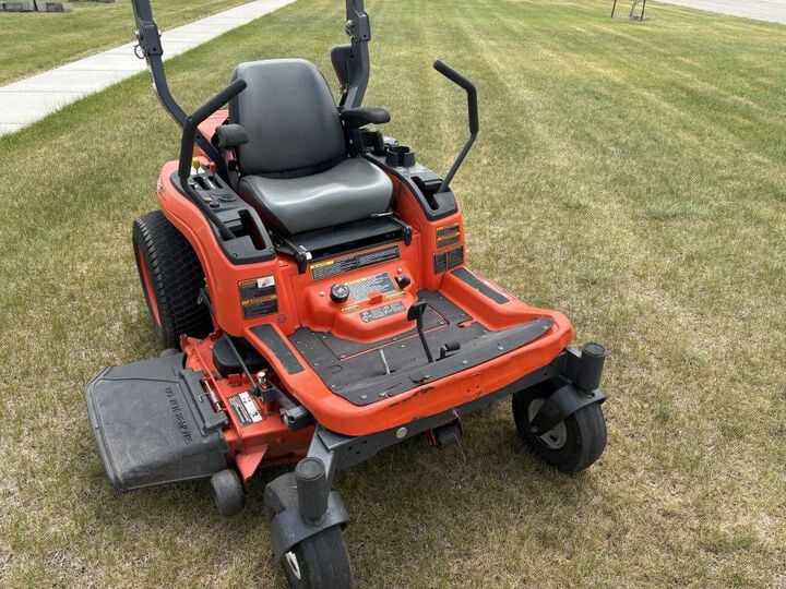 Kubota ZG222 48 Inch Gas Zero-Turn Lawn Mower Used 2016, large image number 2