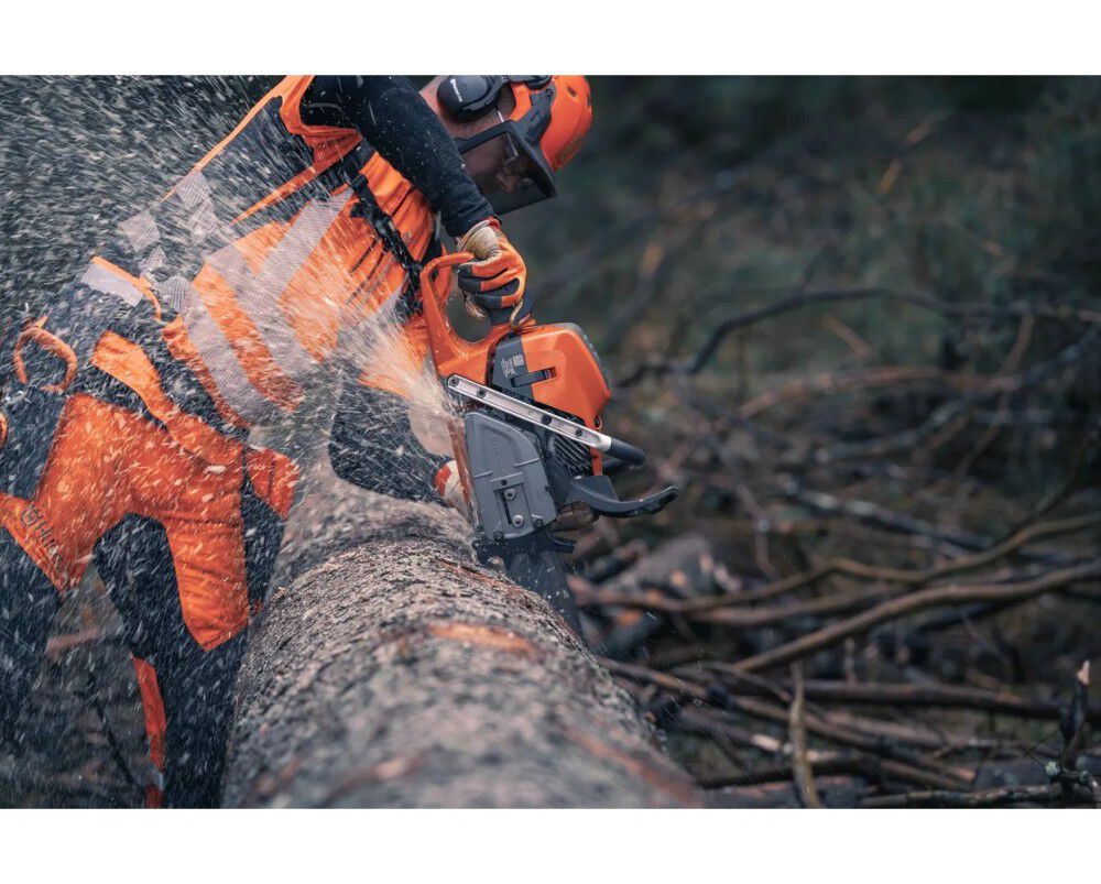 Husqvarna 592 XP 28 Inch and H83 Chain 7.6HP Gas-Powered Chainsaw, large image number 5
