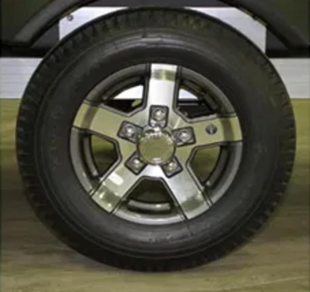 Cargomax 8-57 Replacement Mag Wheel with Lugs and Cap – 550-00017-00