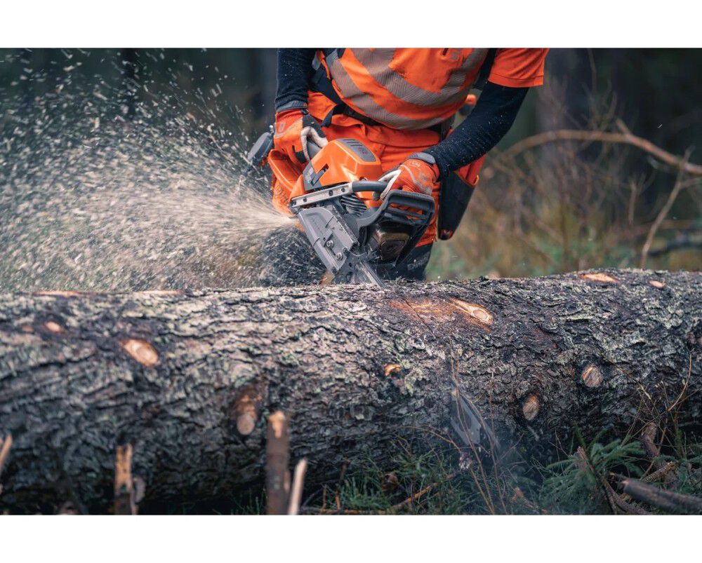 Husqvarna 592 XP G 28 Inch and C83Chain 7.6HP Gas-Powered Lightweight Chainsaw, large image number 9