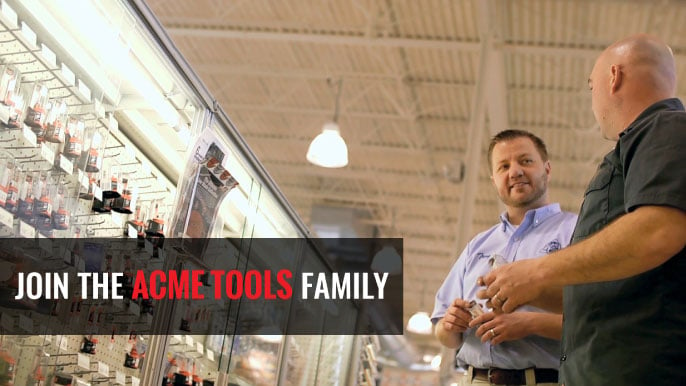 Two men talking to eachother in a tool store